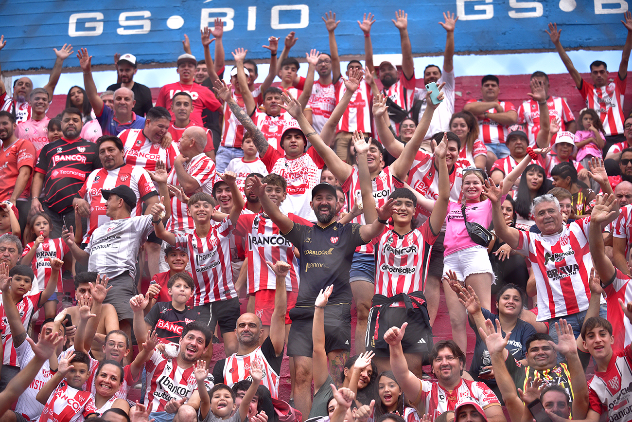 Fotos de hinchas de Instituto en el estadio Monumental en el partido ante Sarmiento de Junín para la Liga Profesional. (Ramiro Pereyra)