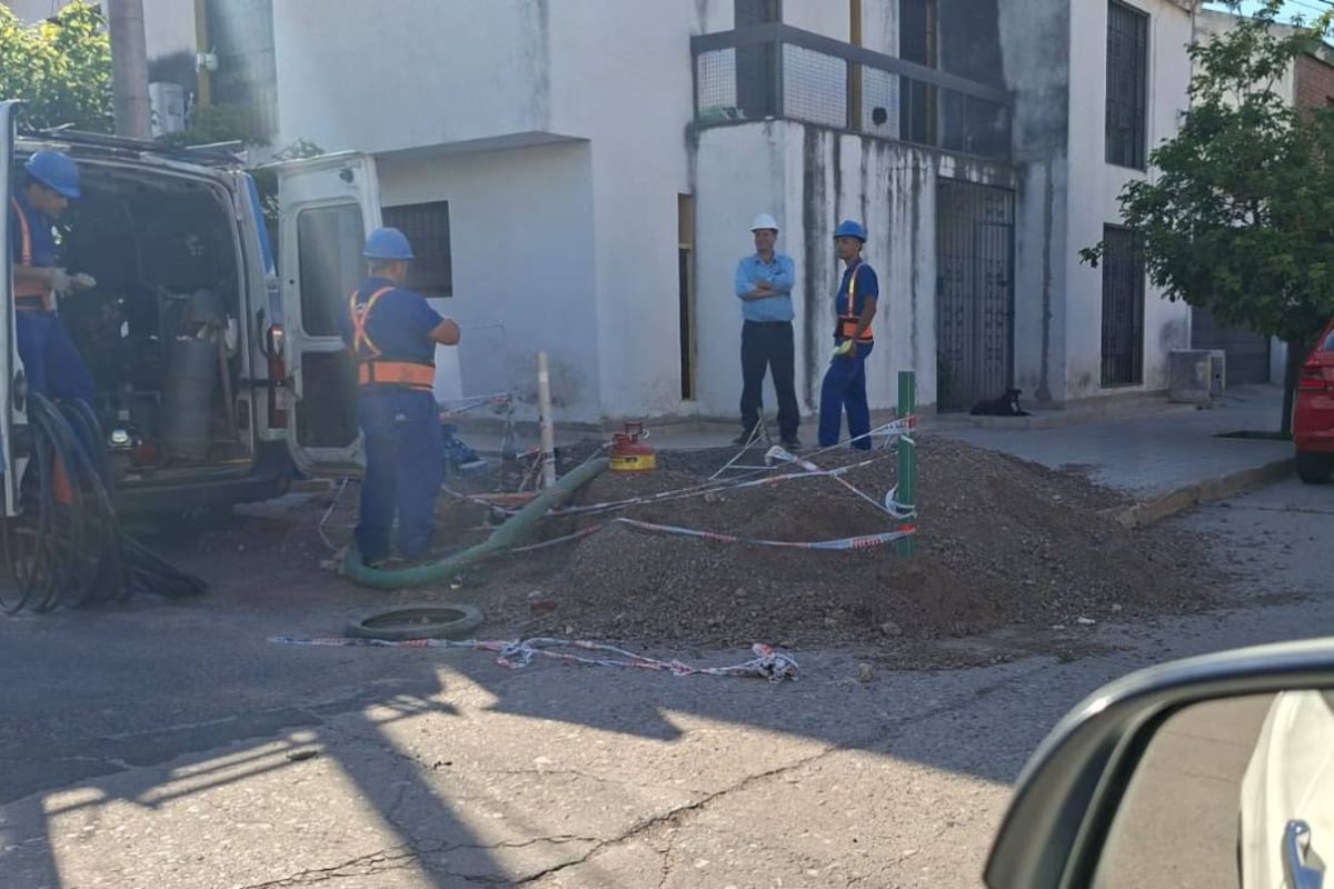 Con mucho calor, vecinos de barrio Maipú reclaman por problemas en la provisión de agua.