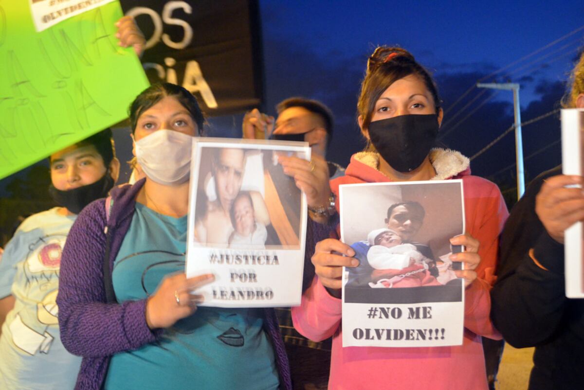Manifestación en Villa del Prado. Piden justicia por el crimen de Leandro Vargas, albañil asesinado por un vecino.