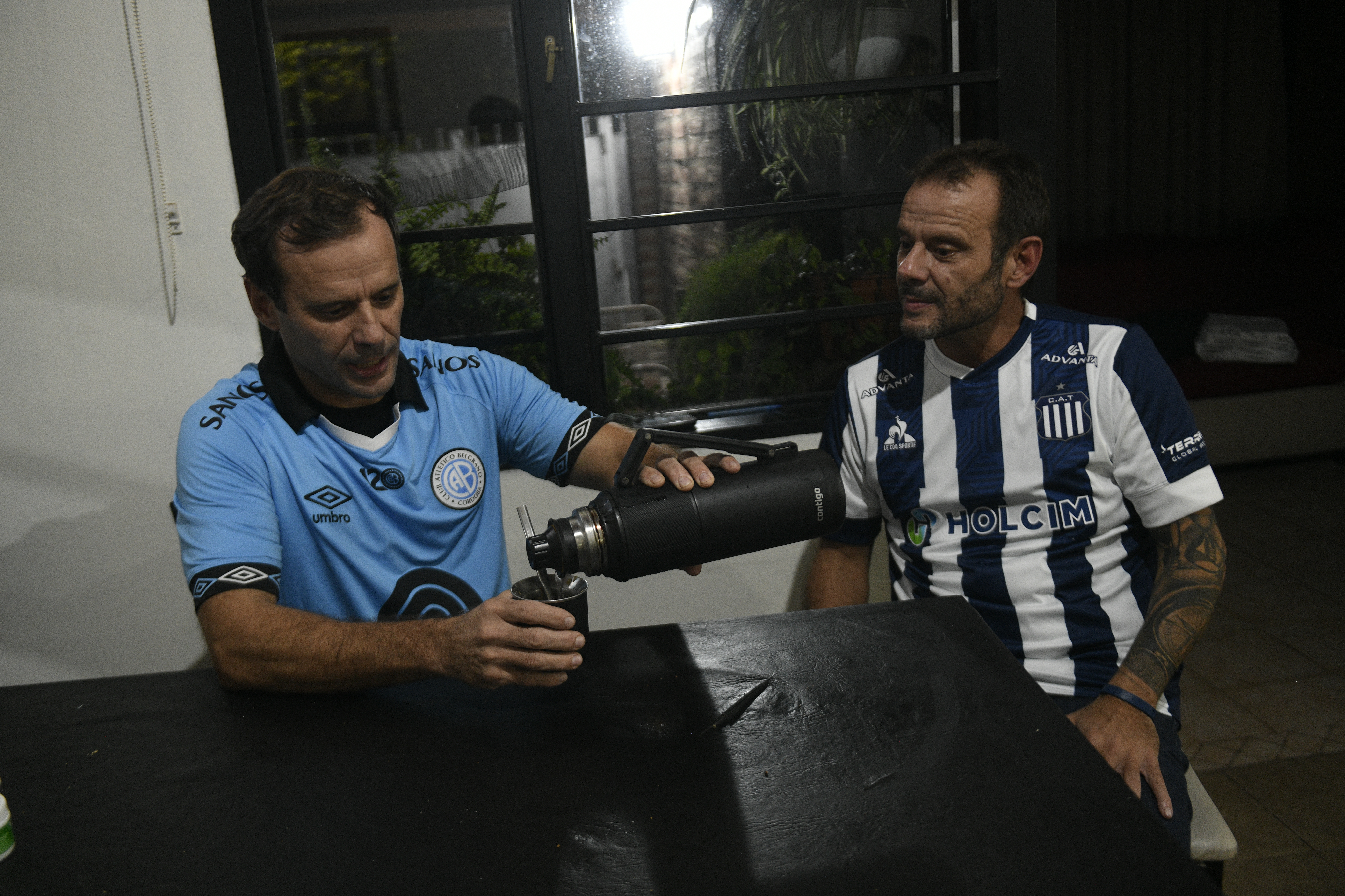 Son gemelos: uno es de Belgrano y el otro es de Talleres. Son los hermanos Vélez: Walter y Nicolás, que contaron su historia para La Voz. (Javier Ferreyra / La Voz)