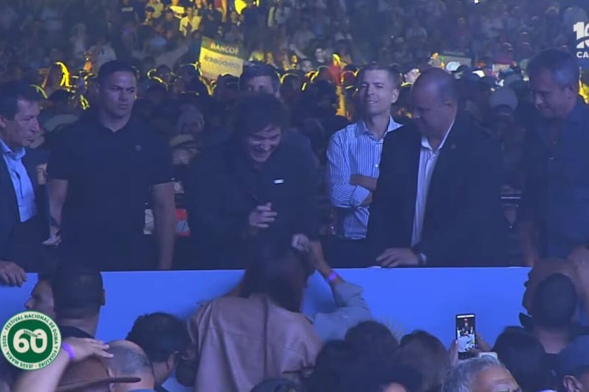 El presidente Javier Milei ya llegó al Festival de Jesús María y avanzó entre la multitud hacia su palco.
