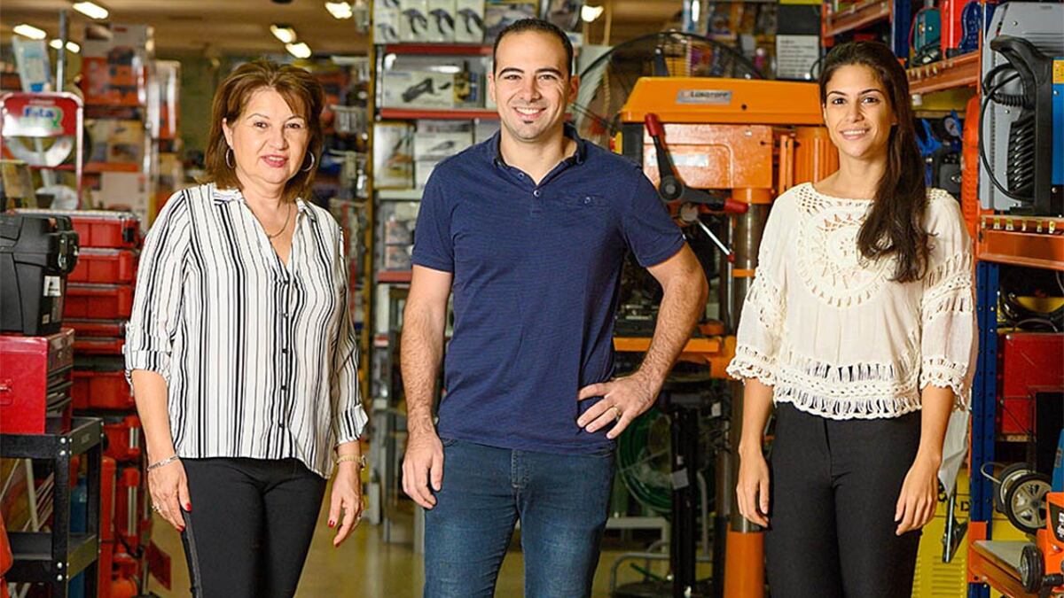 Ana María Salomón, esposa de Juan quien está hoy al frente, junto a sus hijos Emmanuel, Carolina y Carlos. / Ferretería El Sótano