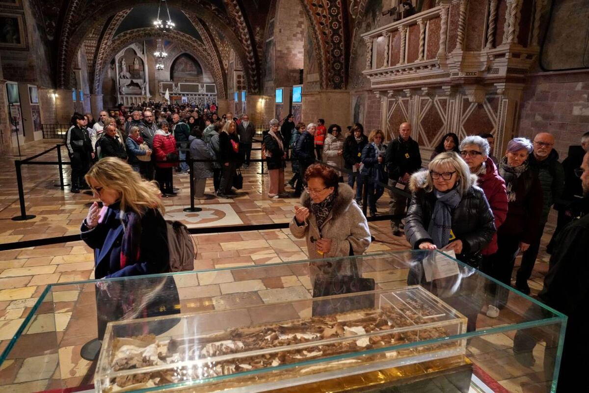 Por primera vez en la historia, los restos de San Francisco de Asís se exhiben públicamente en la basílica de su ciudad natal. (AP / Gregorio Borgia)