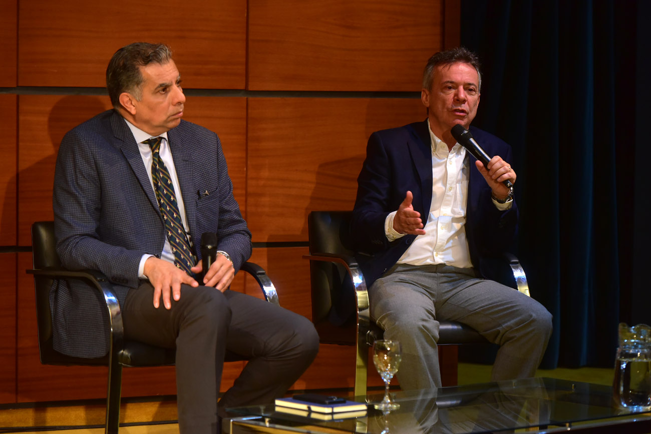 COYUNTURA Y AGRO. El analista político Edgardo Moreno y el economista Daniel Artana, durante sus disertaciones en en el auditorio de La Voz. (Nicolás Bravo / La Voz