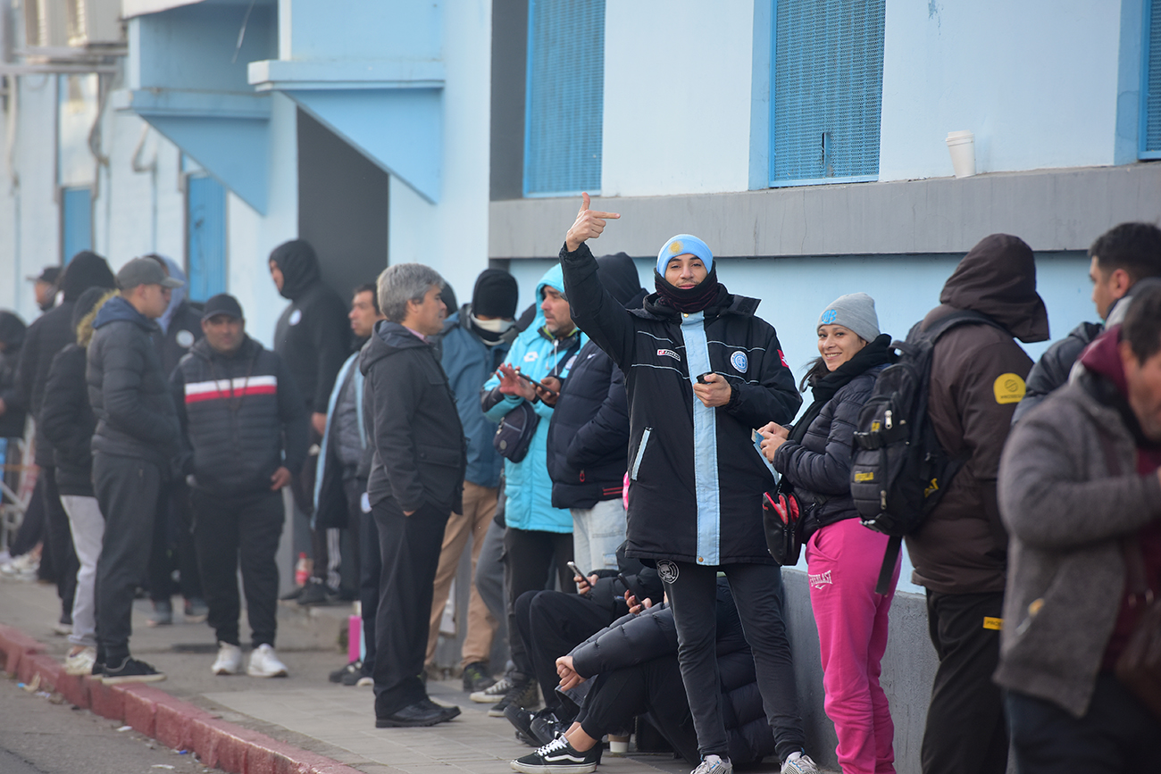 Los socios de Belgrano se agolparon en el estadio para comprar sus entradas para Copa Argentina (José Gabriel Hernández / La Voz).