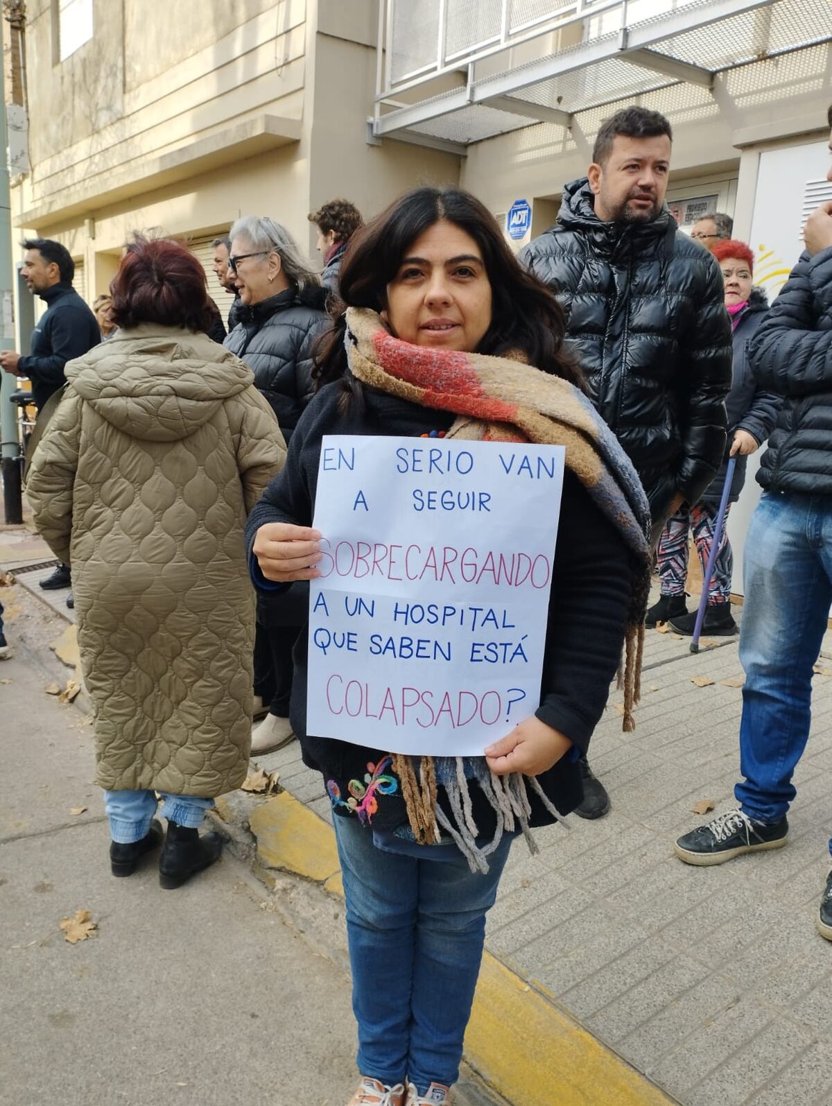 Intervención. Abrazo simbólico a la Maternidad Kowalk en Río Cuarto. (Gentileza).