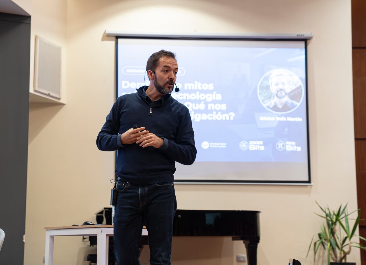 El docente e investigador Héctor Ruiz Martín en la charla sobre uso de tecnología en el aula. (UCC)