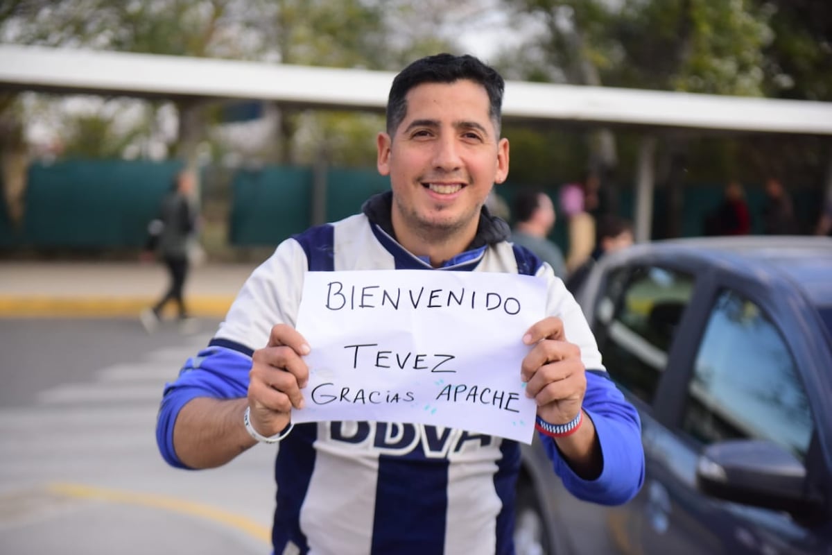 La llegada de Tevez a Córdoba. Así lo esperaron los hinchas de Talleres. (José Gabriel Hernández)