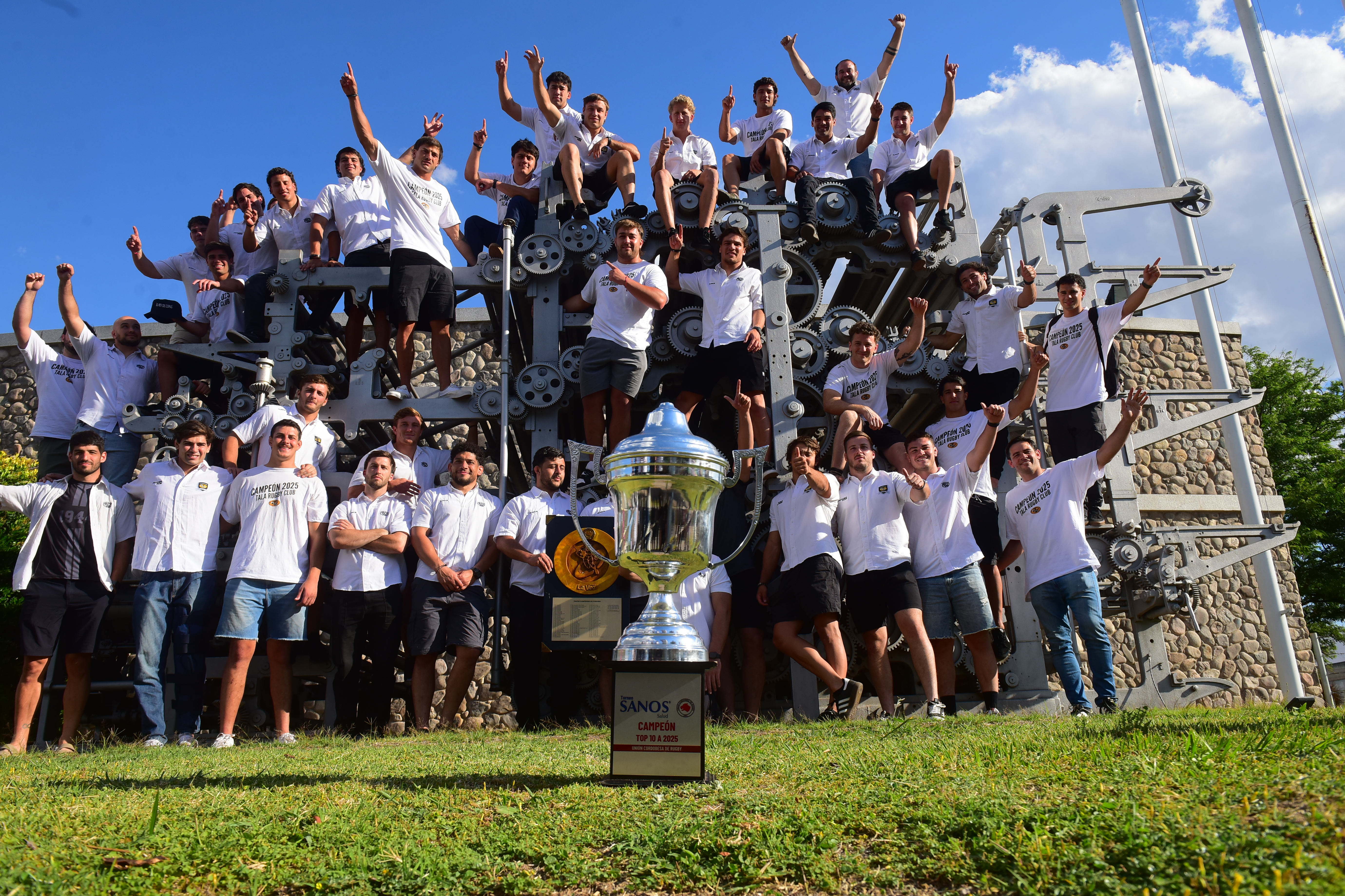 Jugadores y cuerpo técnico del Tala Rugby club participaron  del tradicional brindis en la redacción de la Voz a los campeones. (Javier Ferreyra / La Voz )