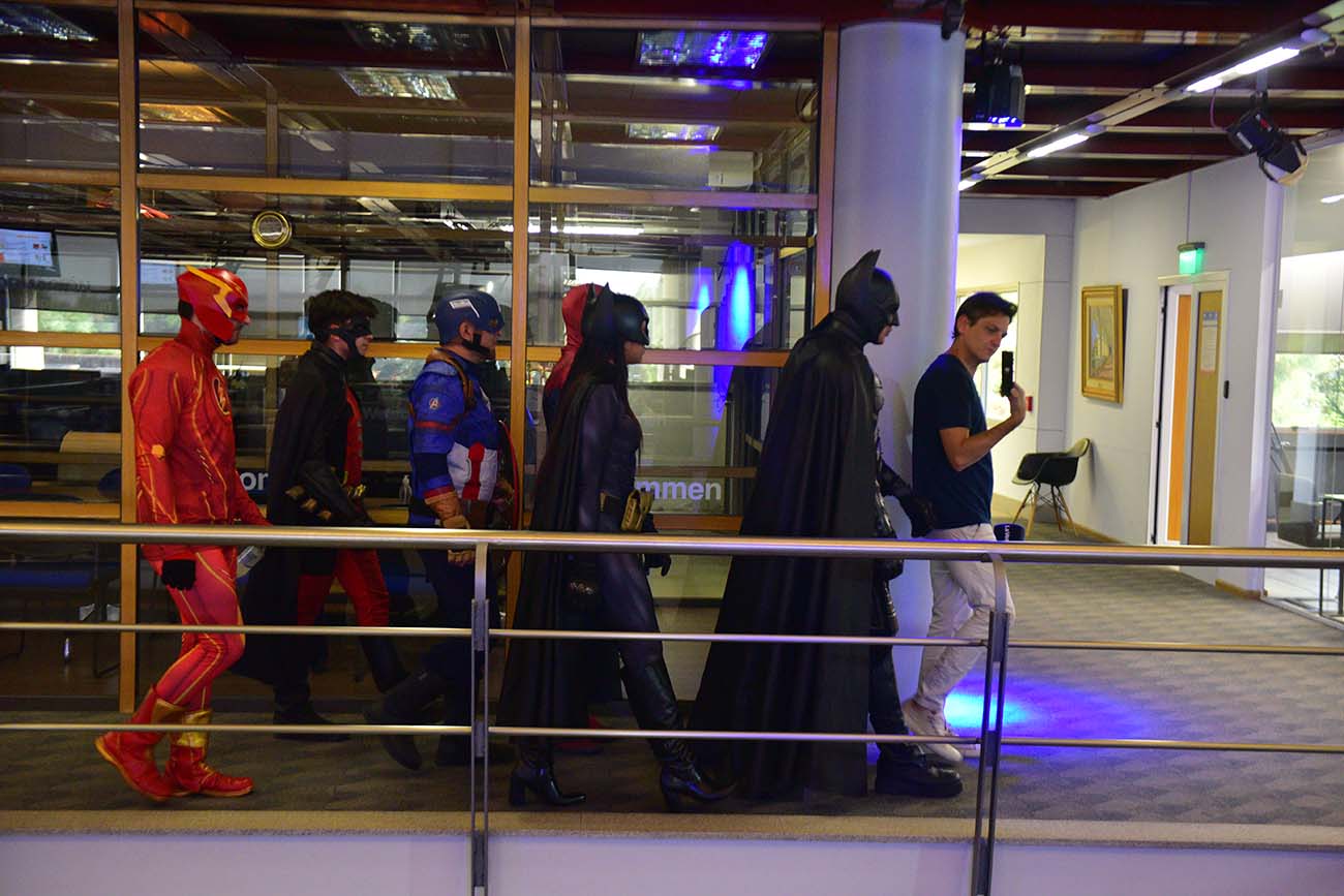 Batman y los superhéroes cordobeses de visita a la Redacción de La Voz para Historias Urbanas. (José Gabriel Hernández / La Voz)