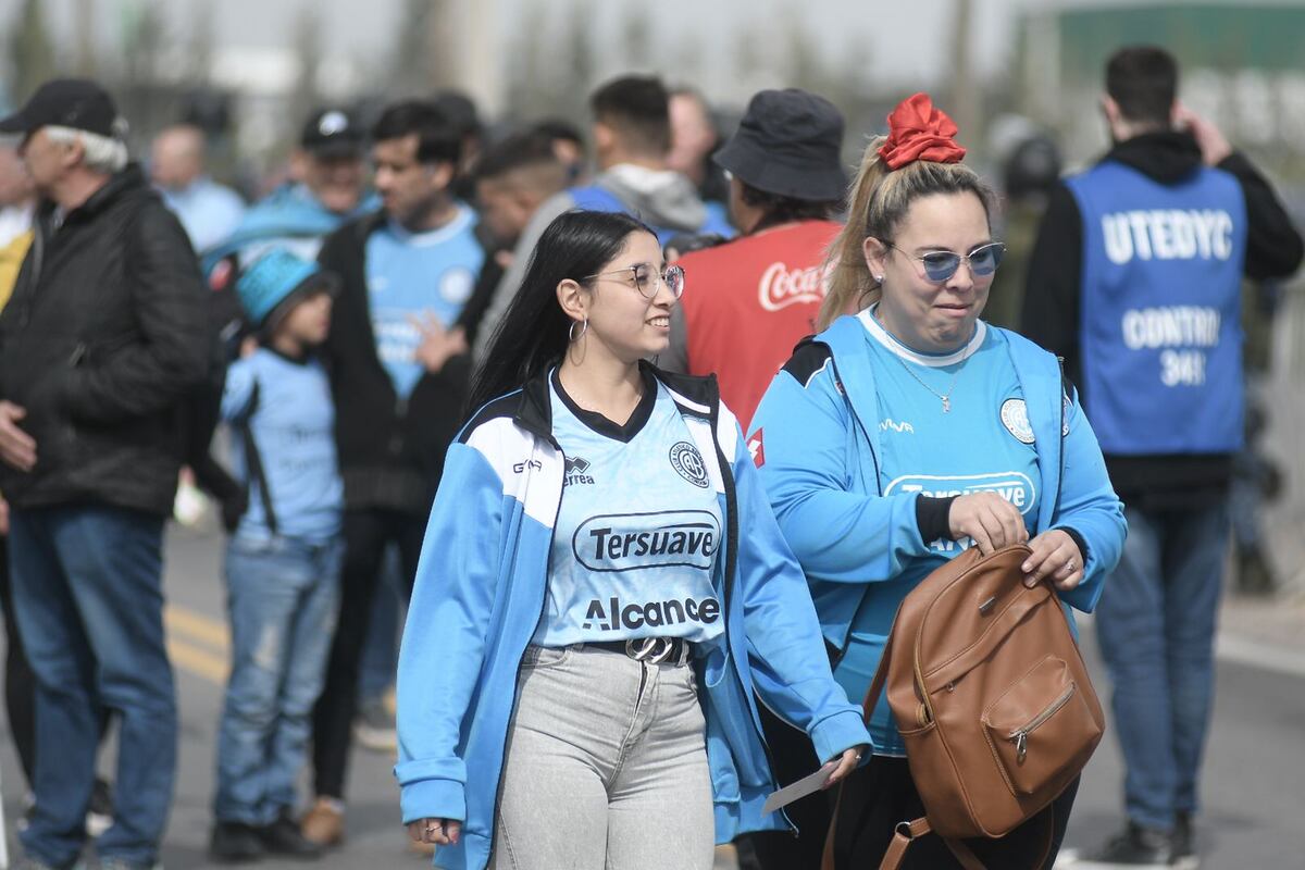 Belgrano contará con el apoyo de más de 20 hinchas este domingo en San Nicolás (Foto: Federico López Claro / La Voz).