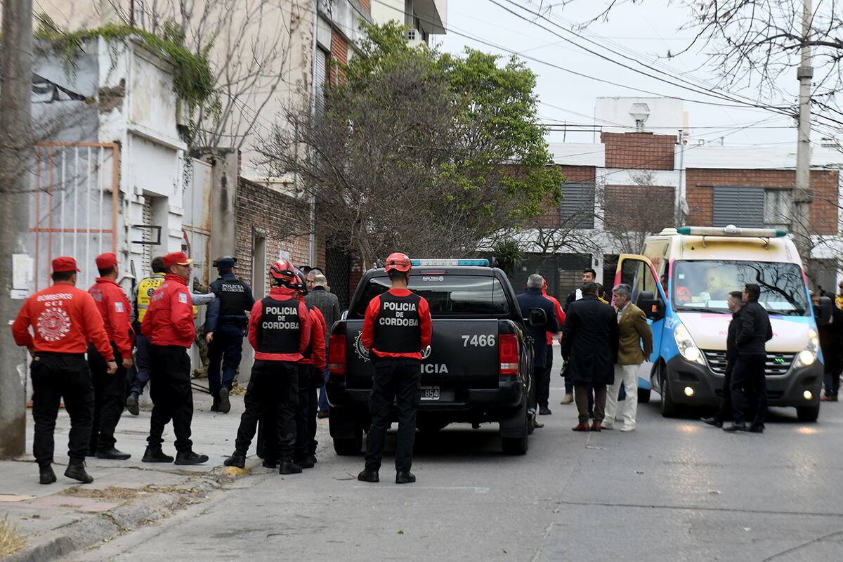 Tensión en barrio Güemes con un hombre que se atrincheró en una casa. Interviene Policía y el cuerpo especial Eter. (Ramiro Pereyra / La Voz)