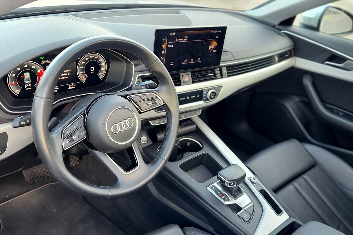El tablero de instrumentos se denomina Virtual Cockpit Plus, con una pantalla color de 12,3”. En el centro se ubica la pantalla táctil TFT de 10,1″.