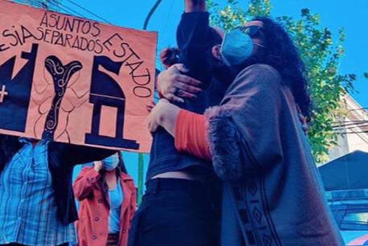 Justicia. Agustina abraza a su mamá tras conocer la condena a Juan de Dios Gutiérrez (Gentileza Red de Sobrevivientes).