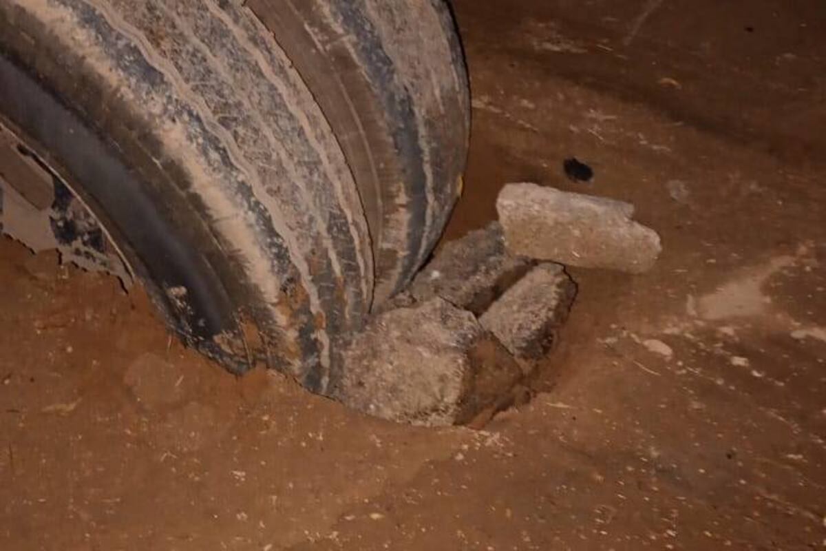 La rueda de un camión atascada en un pozo que se formó en la calle. (Gentileza)