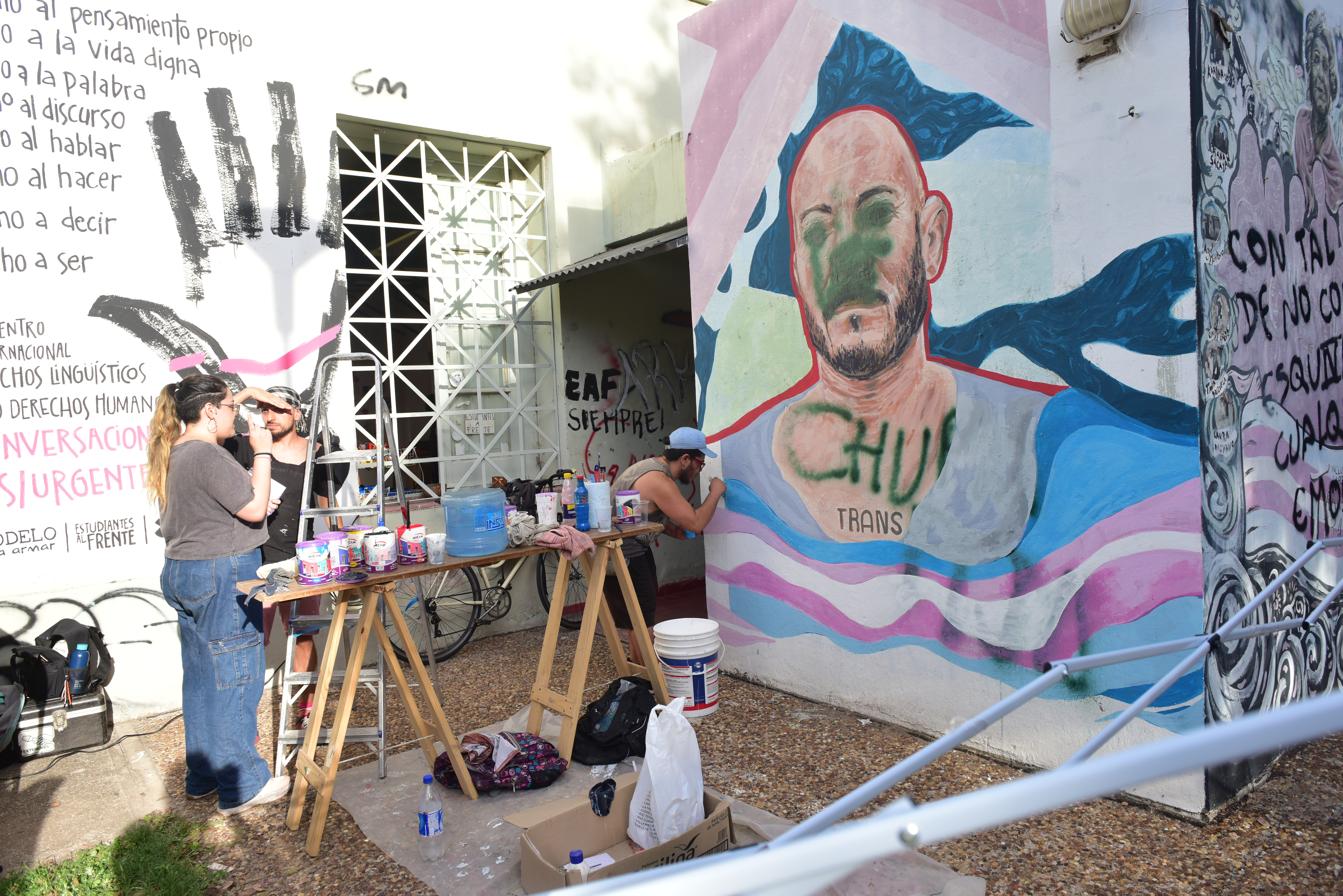 Reparación y restauración de los murales de Sonia Torres y otros alusivos alas identidades en la Facultad de filosofía y Humanidades que fueron vandalizados. Foto Javier Ferreyra