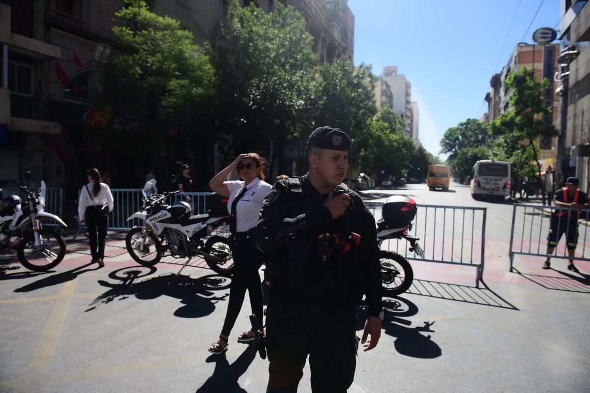 Cortes de tránsito en Córdoba capital por la marcha de estatales hacia la Unicameral. (José Gabriel Hernández / La Voz)