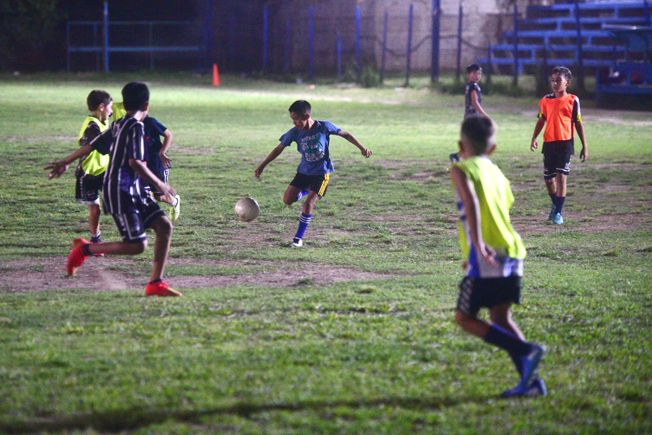 El Club Atlético Libertad de barrio Chacras de La Merced instaló nuevas luces en la cancha. (Nicolás Bravo / La Voz)