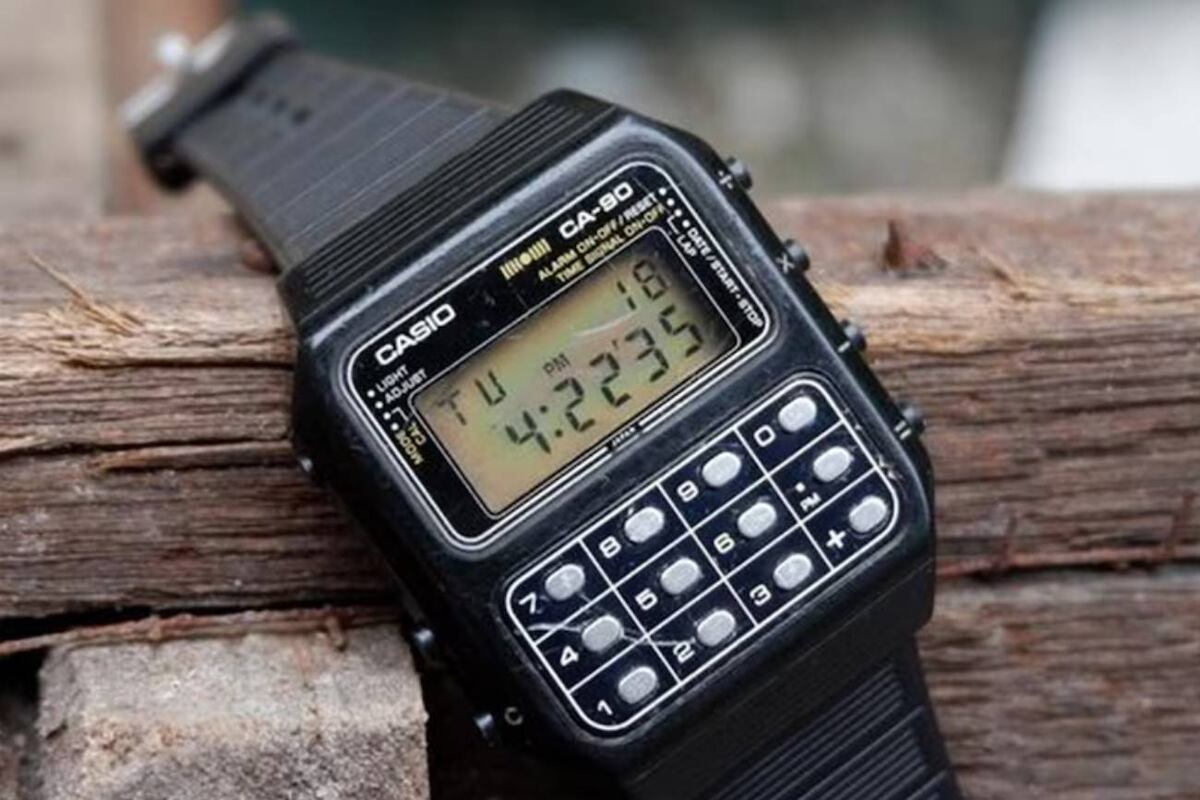 Un reloj calculadora Casio modelo CA 90, lanzado en 1981, que podría acotar significativamente el período en que ocurrió la muerte.