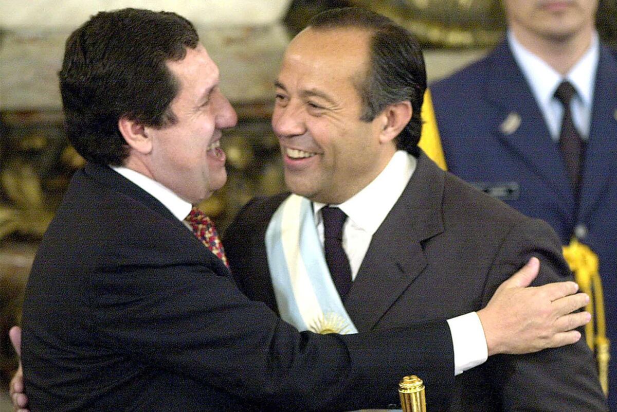 Asunción. Pocos días después de aquella cumbre de gobernadores peronistas en Merlo, Ramón Puerta le entregaba la banda presidencial a Adolfo Rodríguez Saá. (La Voz / Archivo)