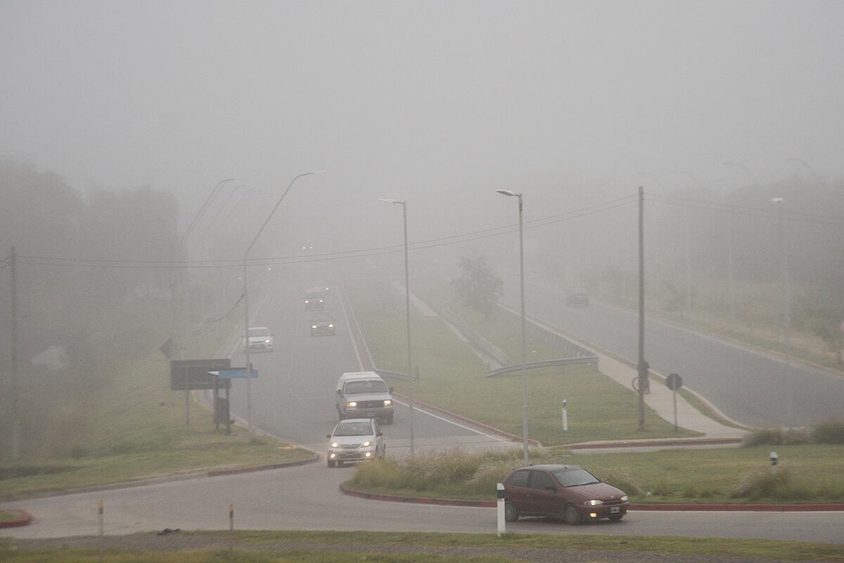Intensa niebla en la zona de la Mujer Urbana de la ciudad de Córdoba. (Pedro Castillo / La Voz)