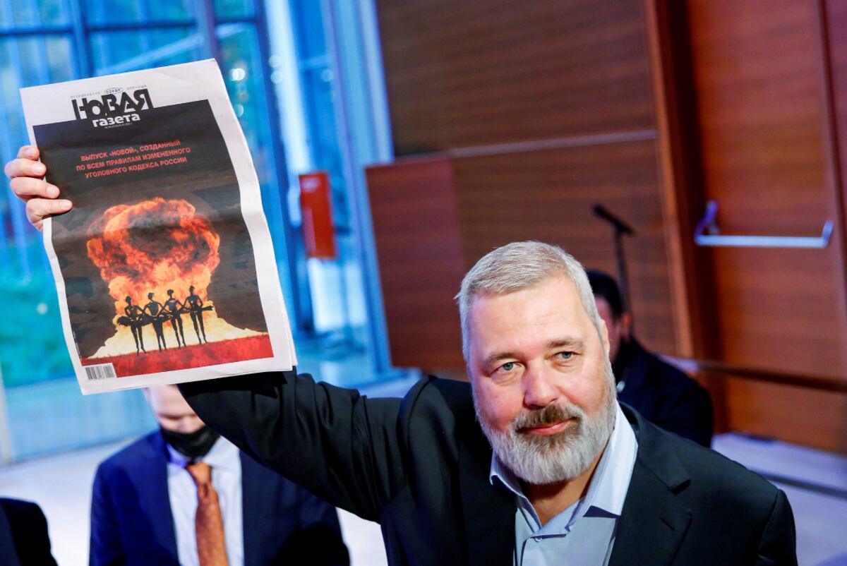 El ganador del Premio Nobel de la Paz Dmitry Muratov subastó su medalla para ayudar a los niños ucranianos. (Foto / AP)