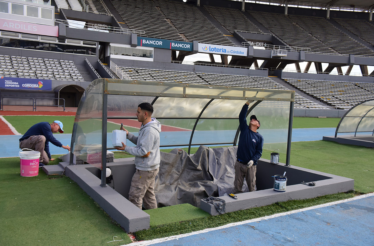 Trabajos en el Estadio Mario Alberto kempes como parte de los preparativos para el partido entre Los Pumas y los All Blacks. (José Gabriel Hernández / La Voz)