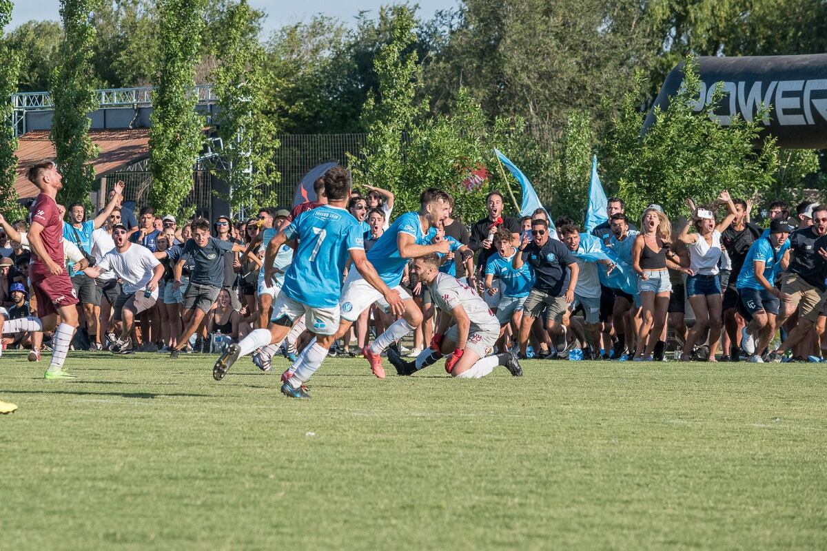 Lucio Bertona celebra un gol en "Vieja Escuela" de Campa Fútbol para ser campeón. (Gentileza).