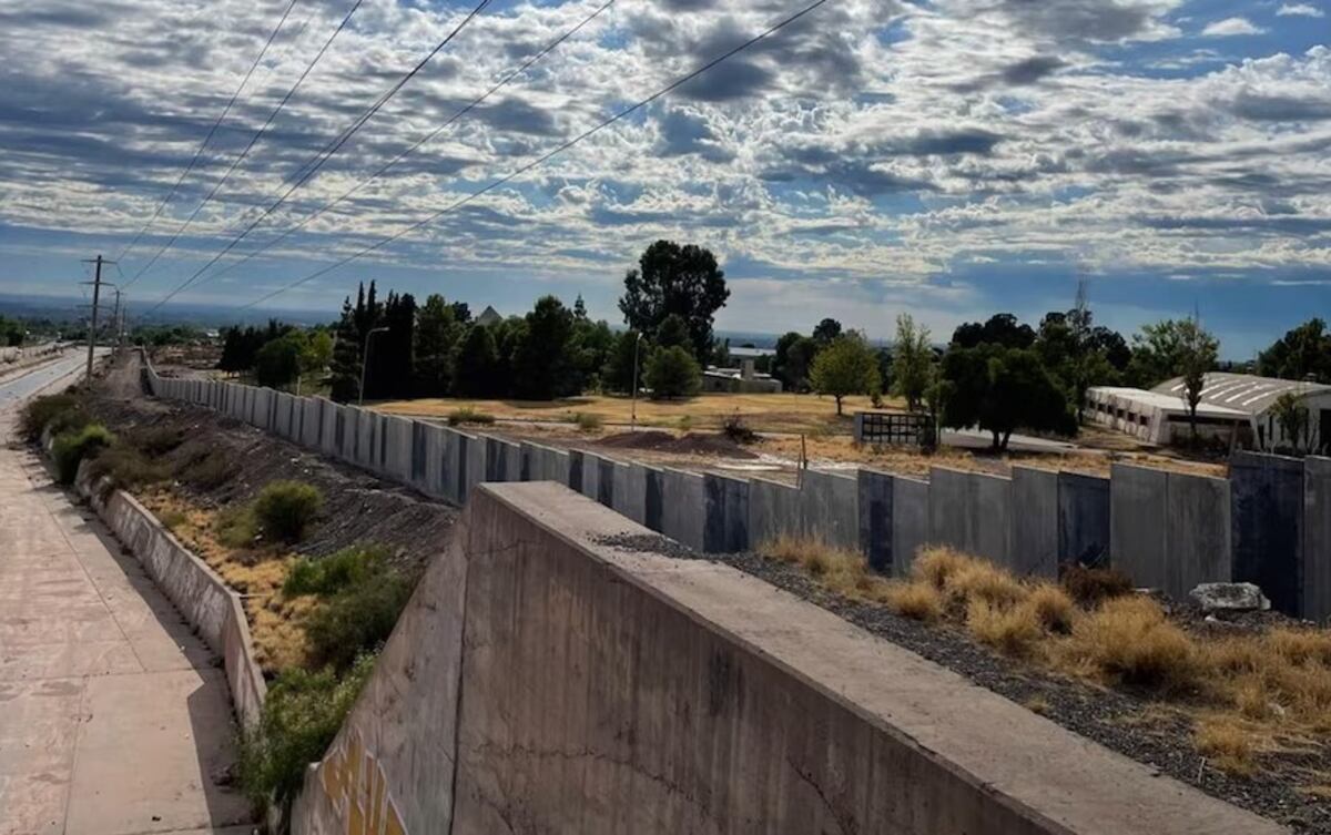 El polémico muro perimetral que se está construyendo en la Universidad Nacional de Cuyo. (Gentileza)