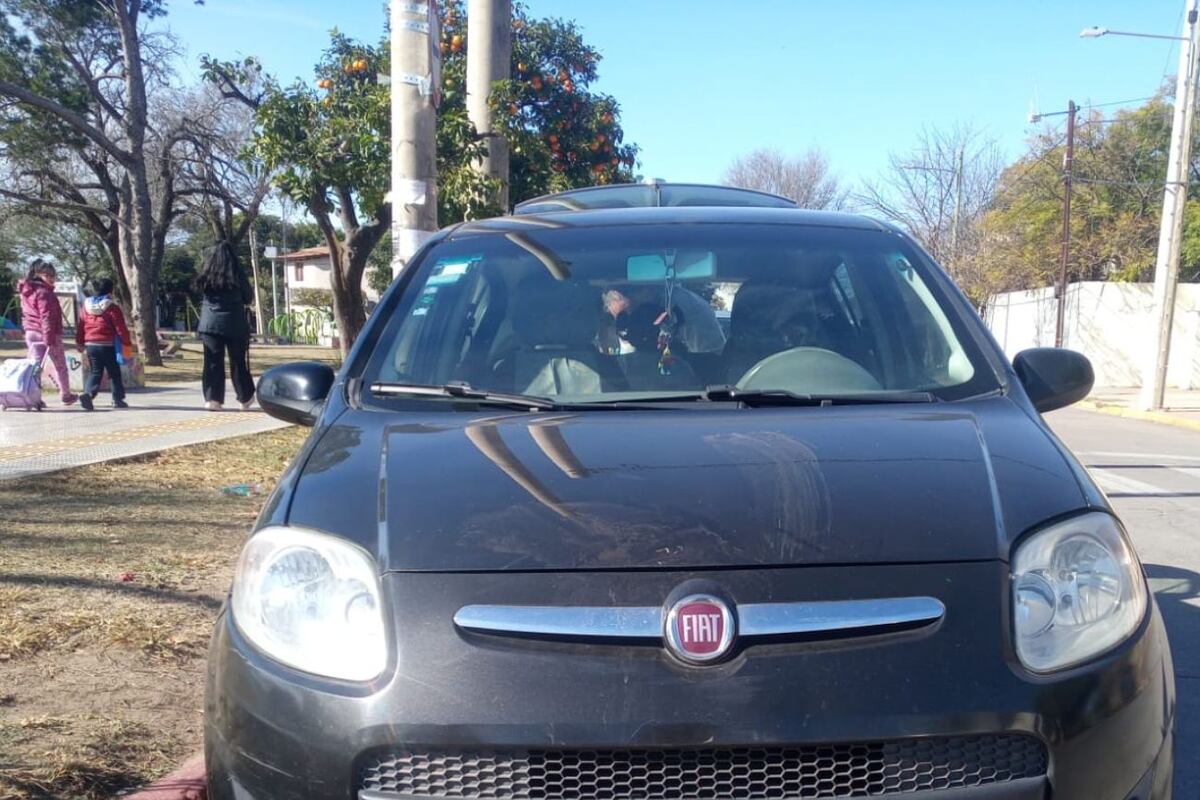 El auto Uber robado el jueves por la noche. (La Voz).