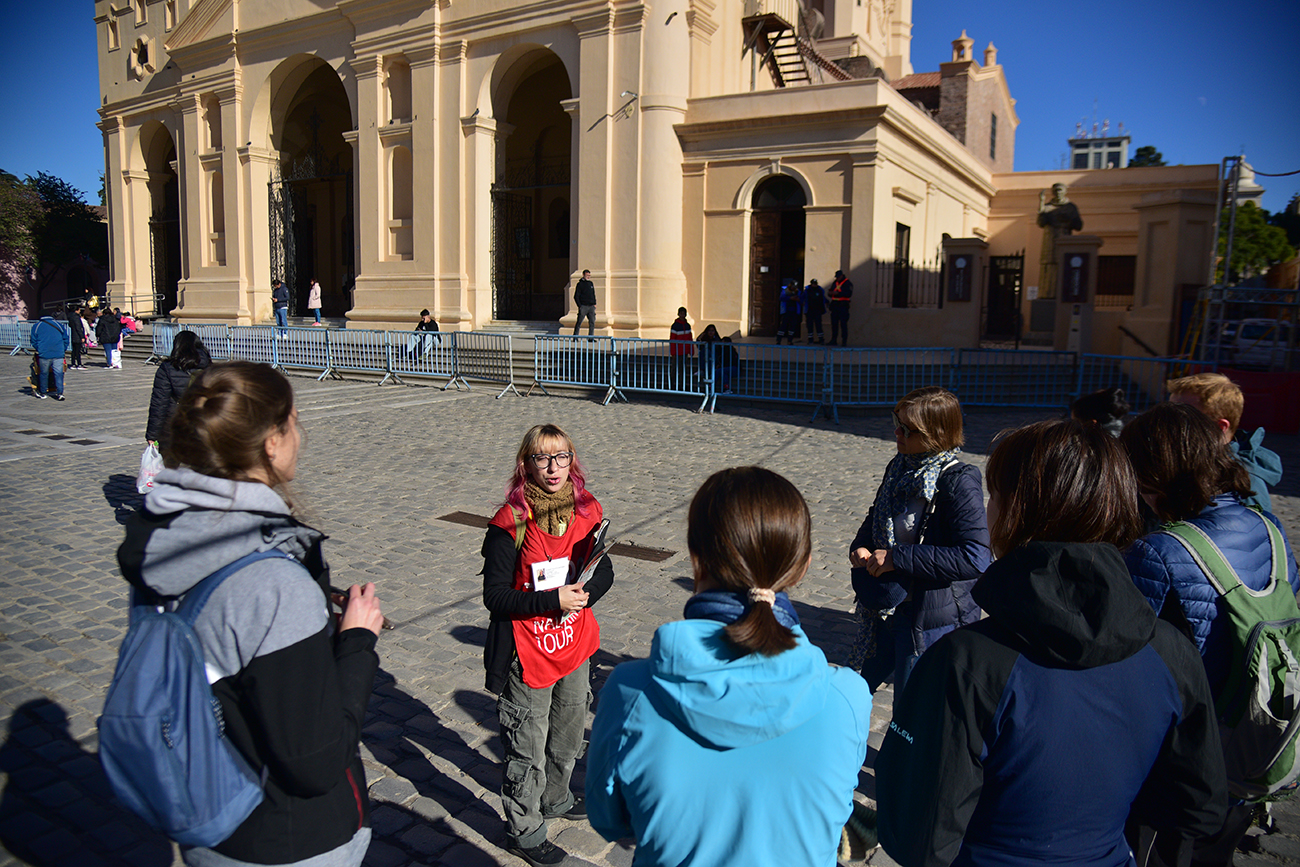 Turismo de invierno. Movimiento turístico en la plaza San Martín, de la ciudad de Córdoba. (Pedro Castillo / La Voz)