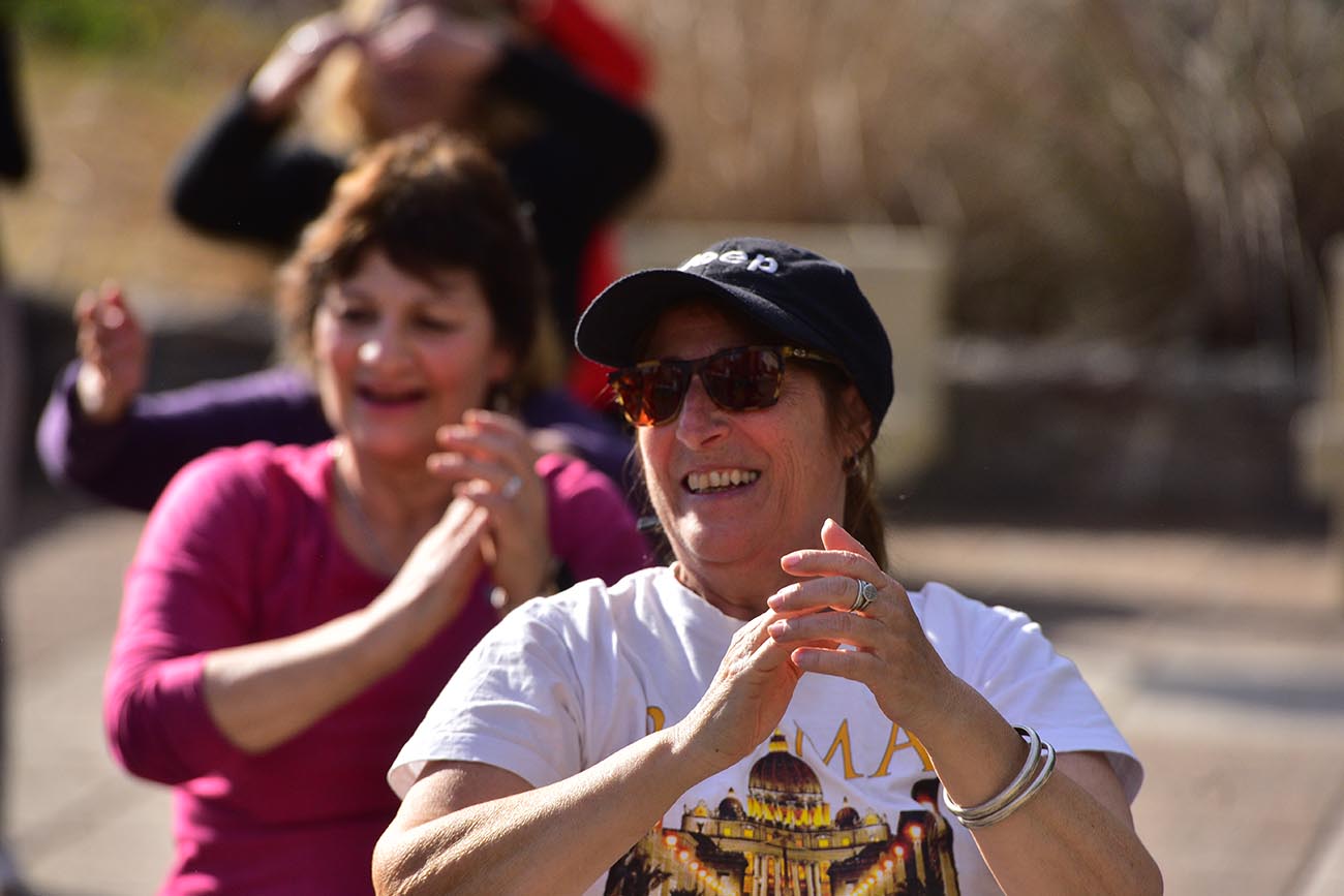 Héroes y heroínas / "Las de la Plaza", es el nombre del grupo de personas que baila en la Plaza de la Intendencia en Córdoba, con la conducción de Natalia Vilatta, profesora de danza. (José Gabriel Hernández / La Voz)
