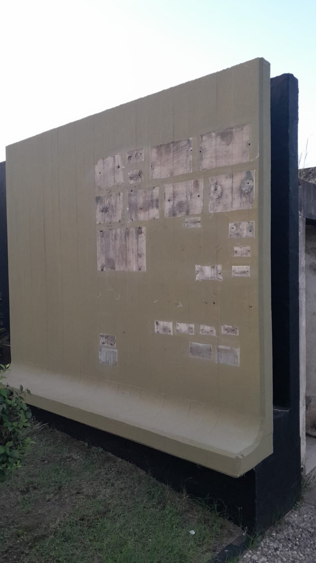 Villa María. Asi quedó la pared del Mausoleo a Antonio Sobral tras el robo de las 31 placas que tenía (Foto: Municipalidad)