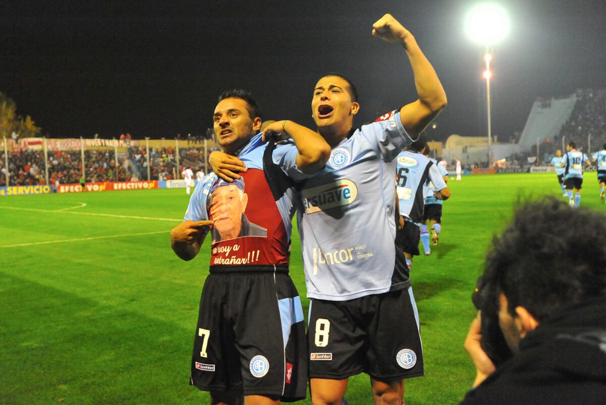 César Pereyra y Juan Carlos Maldonado festejan el 2-0 de Belgrano ante River en el Gigante de Alberdi por el partido de ida de la Promoción de 2011. (La Voz / Archivo)