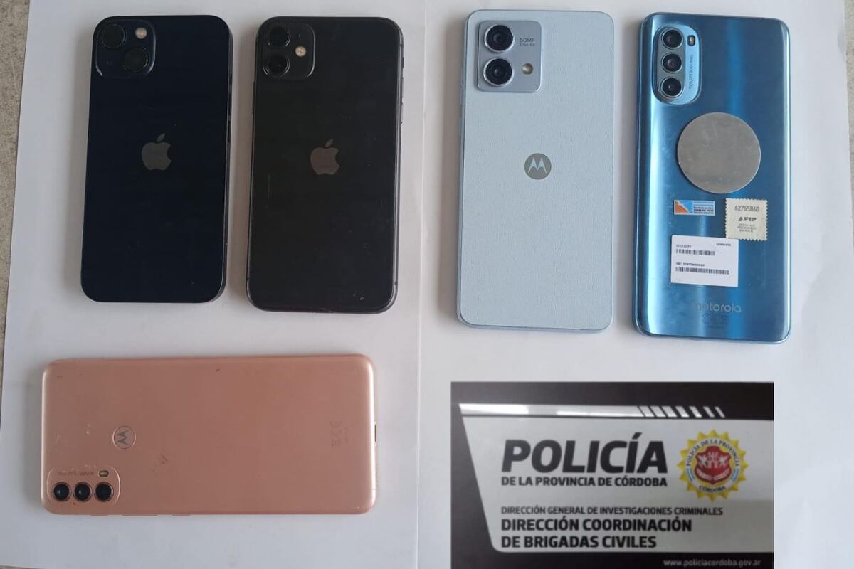 La Policía secuestró más de 40 celulares. (Policía).