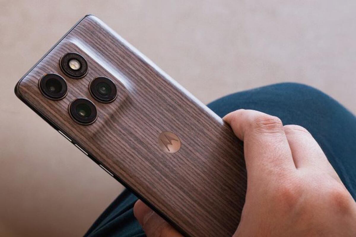 El motorola edge 60 pro en color Pantone Walnut con acabado en madera ya está disponible en Argentina en hasta 12 cuotas sin interés. 