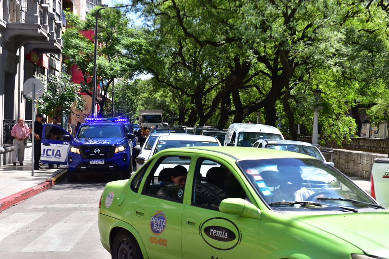 Córdoba. Gremios y organizaciones sociales marcharon hacia Tribunales en rechazo al DNU del Gobierno nacional. (José Gabriel Hernández / La Voz).