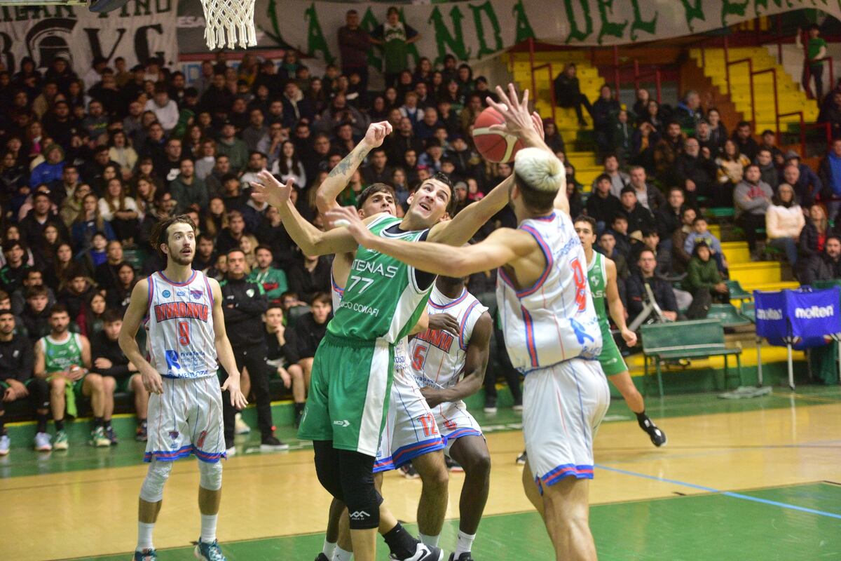 Juan Cruz Oberto se hace lugar en la zona pintada a pura fuerza. El pivote es un jugador clave en el andar de Atenas en los playoffs de la Liga Argentina. (Javier Ferreyra / La Voz)