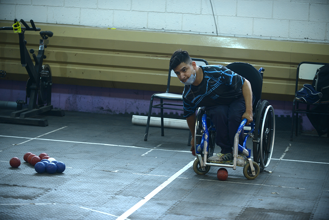 Boccia, una de las actividades que se desarrolla en el Gimnasio Norte del Estadio Kempes. (José Gabriel Hernández)