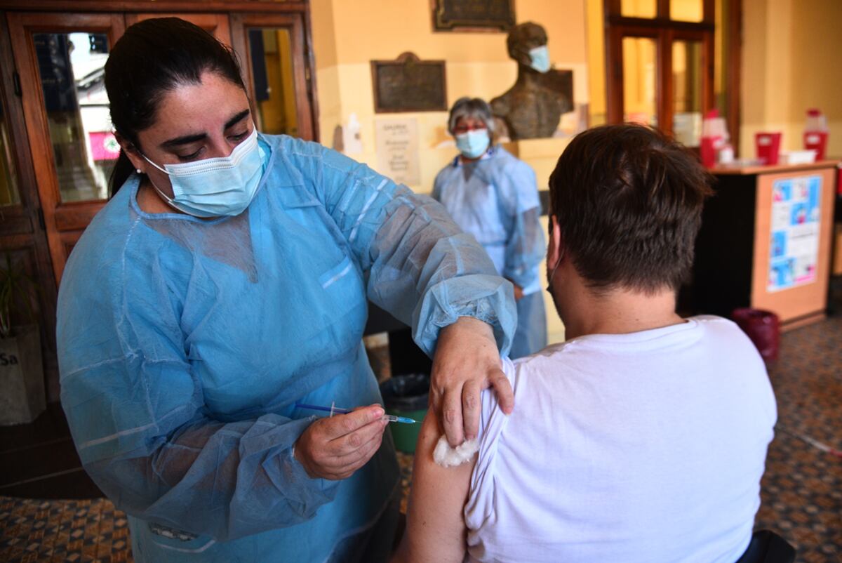 El Hospital de Clínicas de barrio Alberdi es centro de vacunación intermitente.
solo vacunan algunos días y dan 60 turnos . (Pedro Castillo/ La Voz)