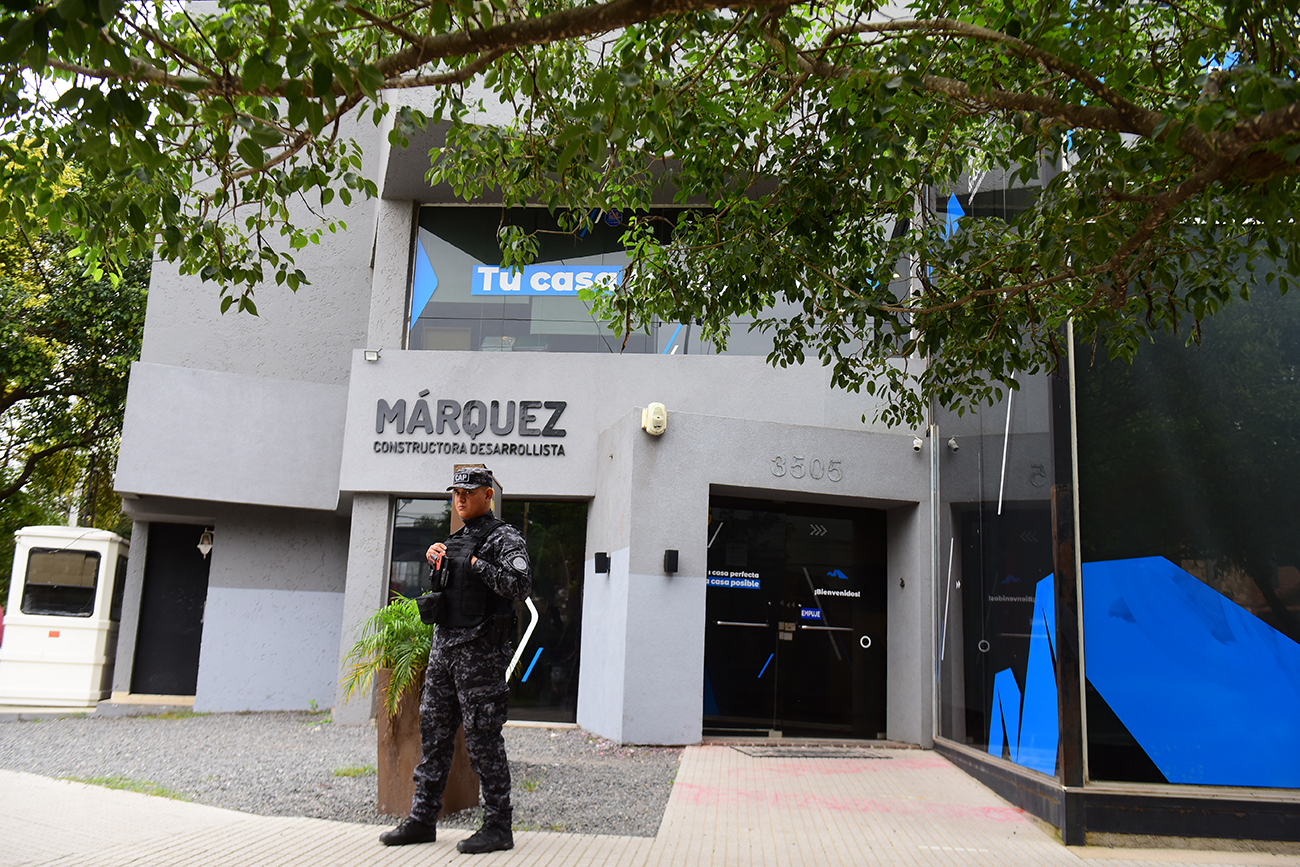 Custodia. Tras el retiro de los manifestantes en la sede principal, efectivos del CAP custodiaron el local de barrio Tablada Park. (José Gabriel Hernández / La Voz)