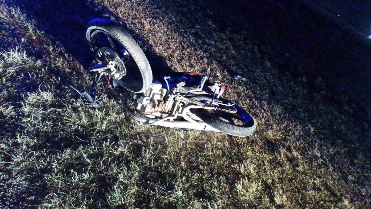 Grave choque en el interior de Córdoba entre una motocicleta y un móvil policial. (Gentileza)