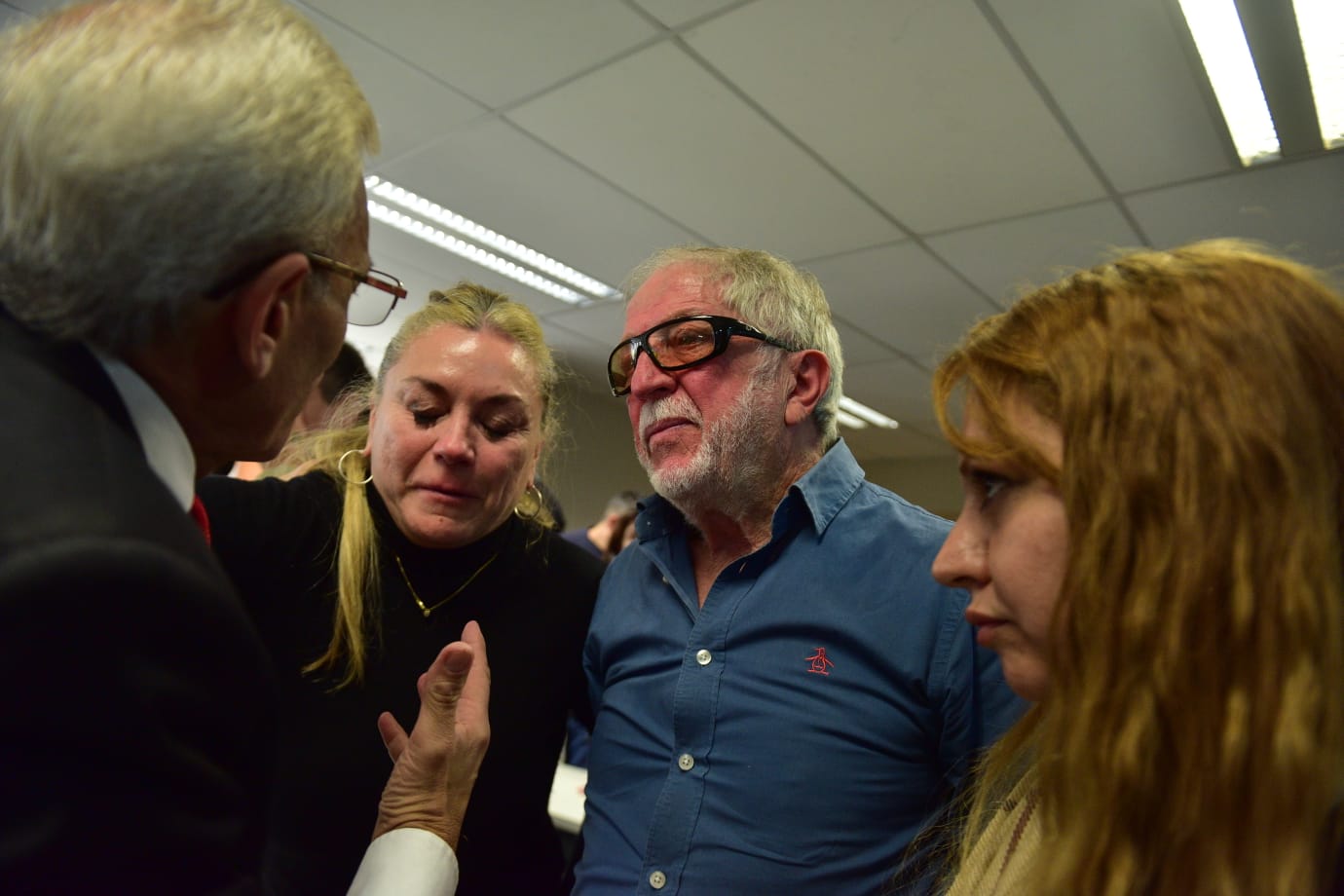 Dolor y satisfacción. Como ocurrió en todo el proceso, el abogado Carlos Nayi acompañó a Raúl y a Andrea Bocalón, padre y hermana de la víctima. (José Hernández/La Voz)