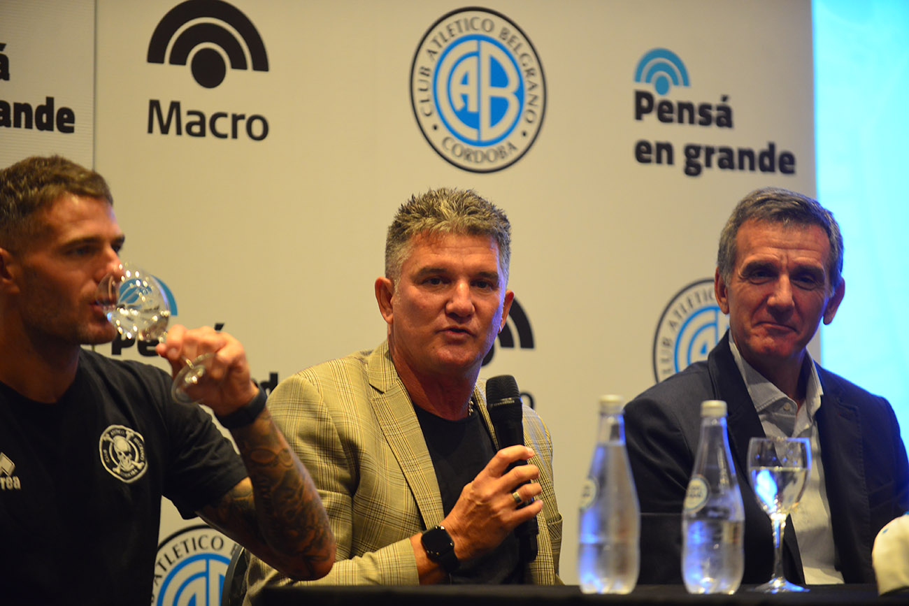 Gustavo Manriquez, gerente general de Banco Macro junto a Luis Fabián Artime, presidente de Belgrano y Pablo Vegetti, delantero del equipo. (José Gabriel Hernández/La Voz)