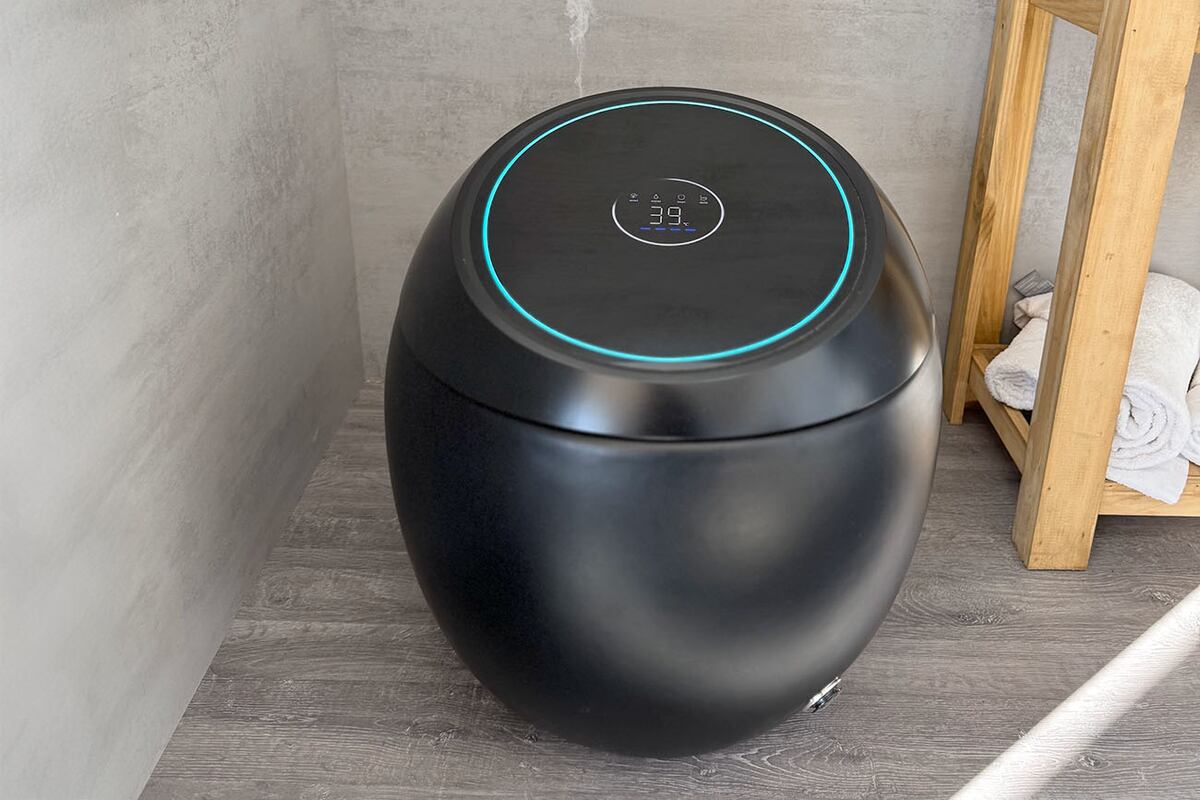 Los inodoros inteligentes Hafër reemplazan a un inodoro con su mochila y asiento.