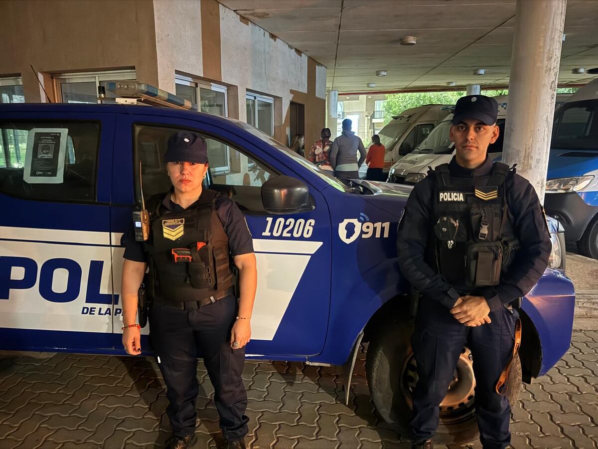 Los policías que ayudaron a la beba. (Policía)