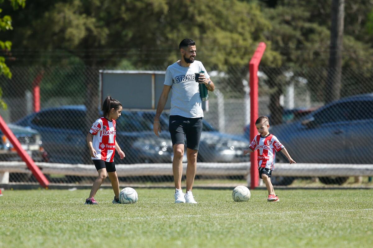 El arquero Emanuel Bilbao en La Agustina, el predio de Instituto, visitando a sus compañeros. (Prensa IACC).