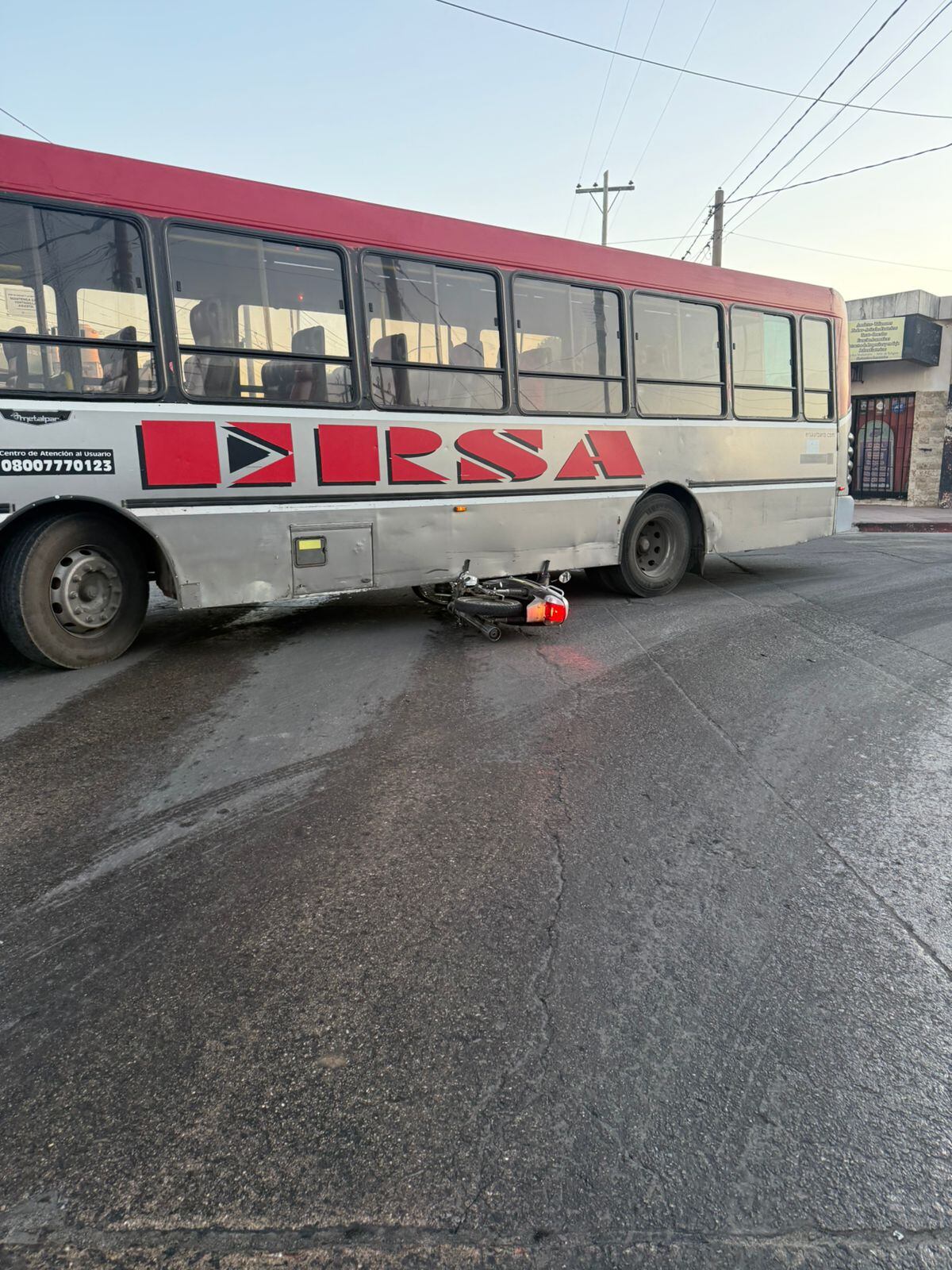 Motociclista que resultó lesionado en Villa Corina. (Policía)