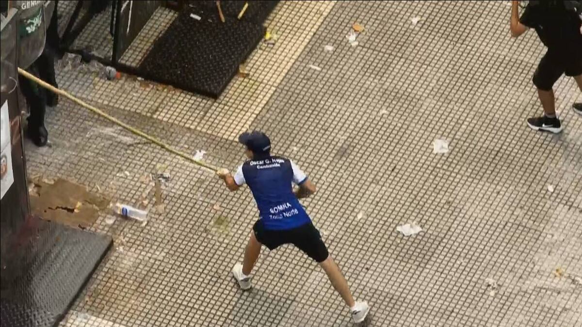 Incidentes frente al Congreso por la reforma laboral. (TN)