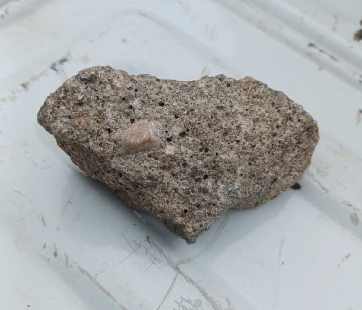 La piedra que habría utilizado el naranjita para dañar el auto (Policía).